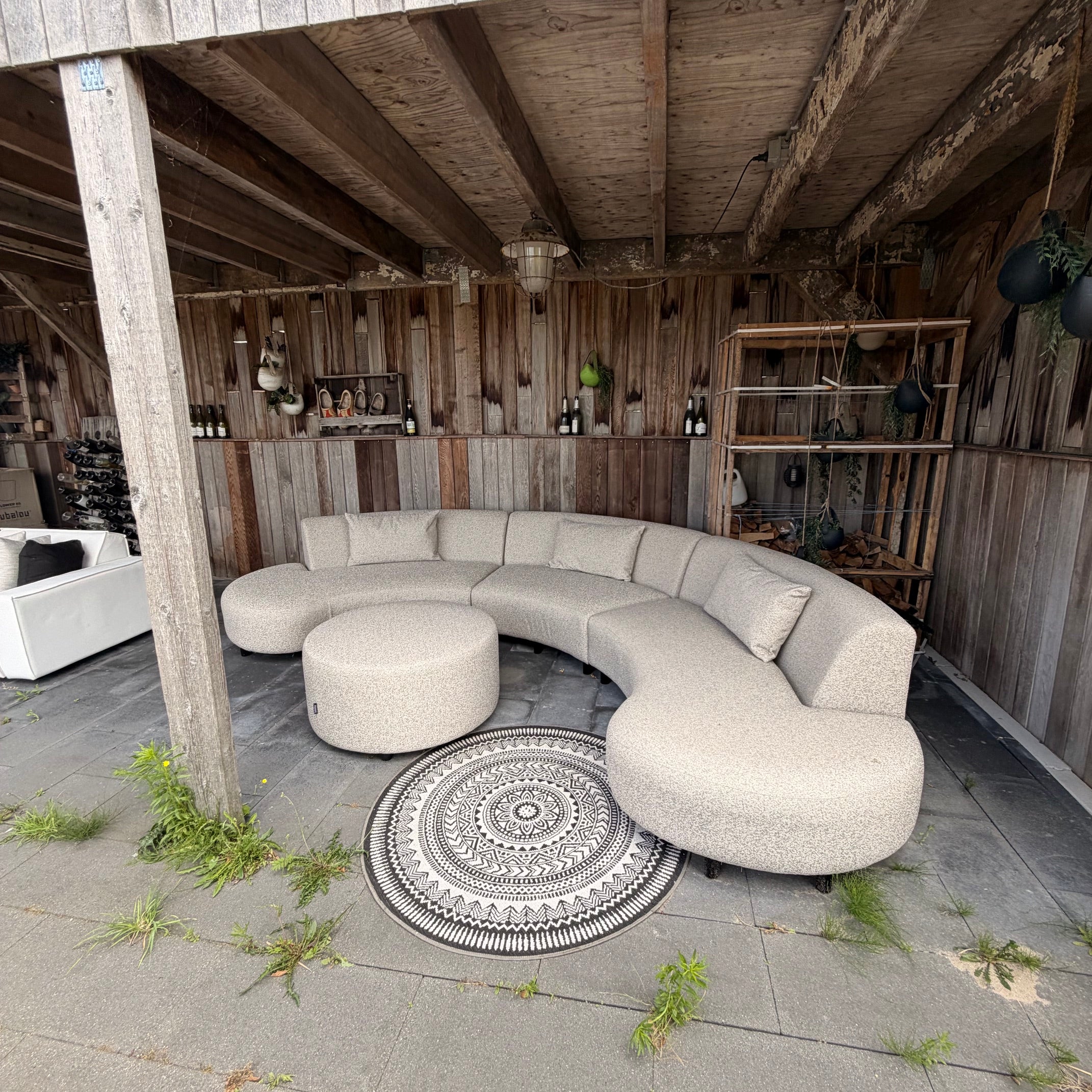 SALE | Bended 8-zits + lendekussens en poef 90 cm rond - Deluxe light taupe