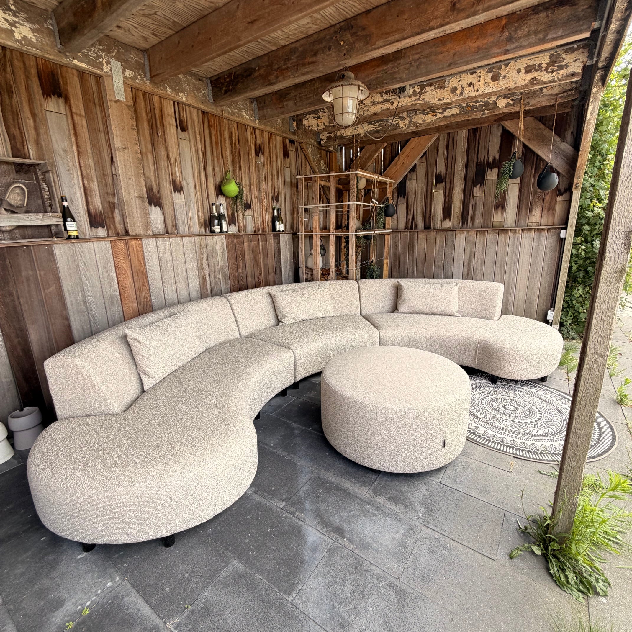 SALE | Bended 8-zits + lendekussens en poef 90 cm rond - Deluxe light taupe