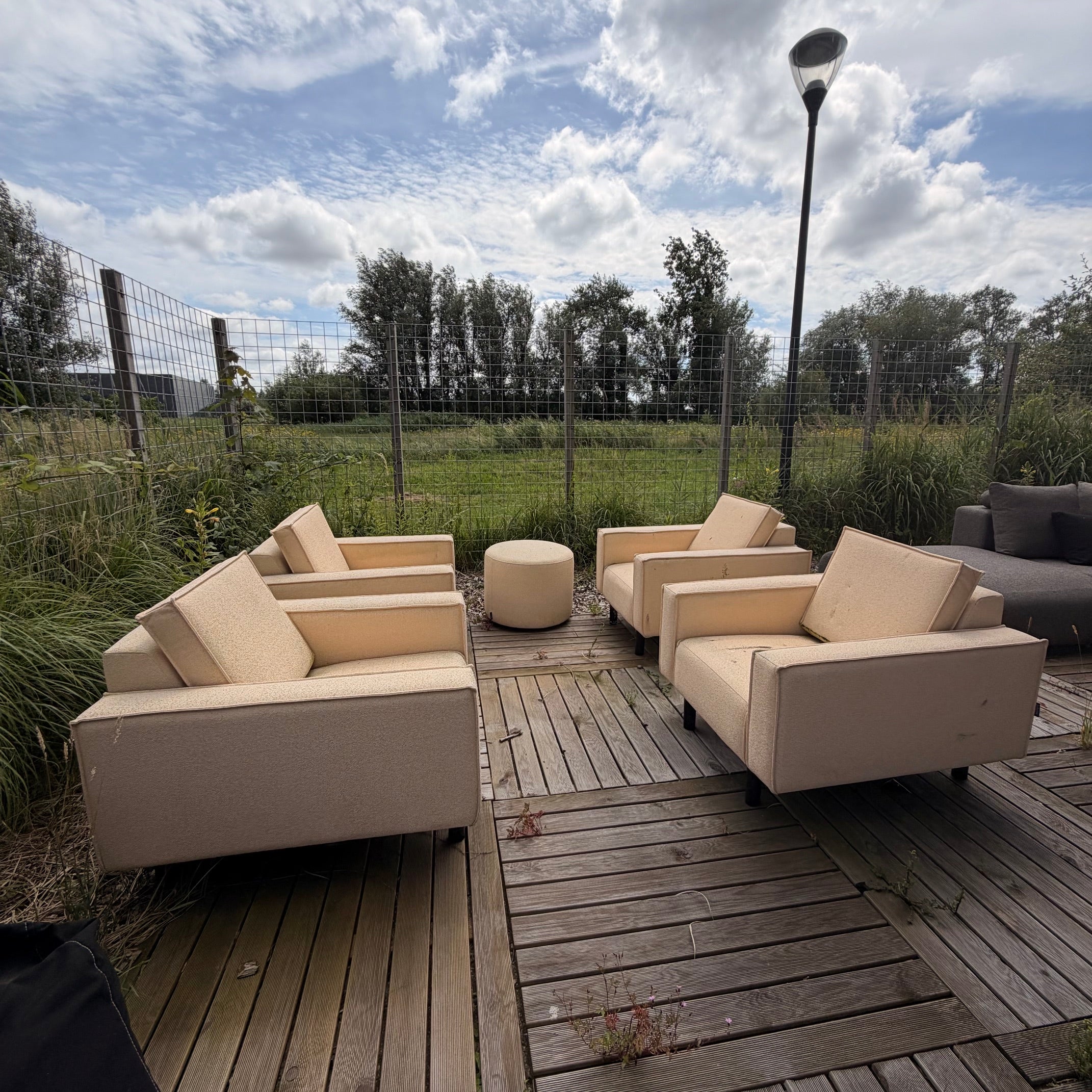 SALE | TREND SET van 4 fauteuils in Deluxe corn + roundabout 60 hocker corn