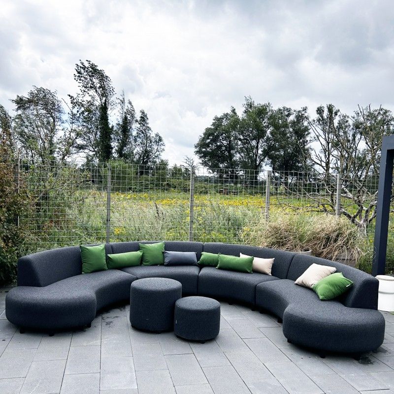 SALE | Bended sofa 12-zits met 2x roundabout poef, deluxe antraciet
