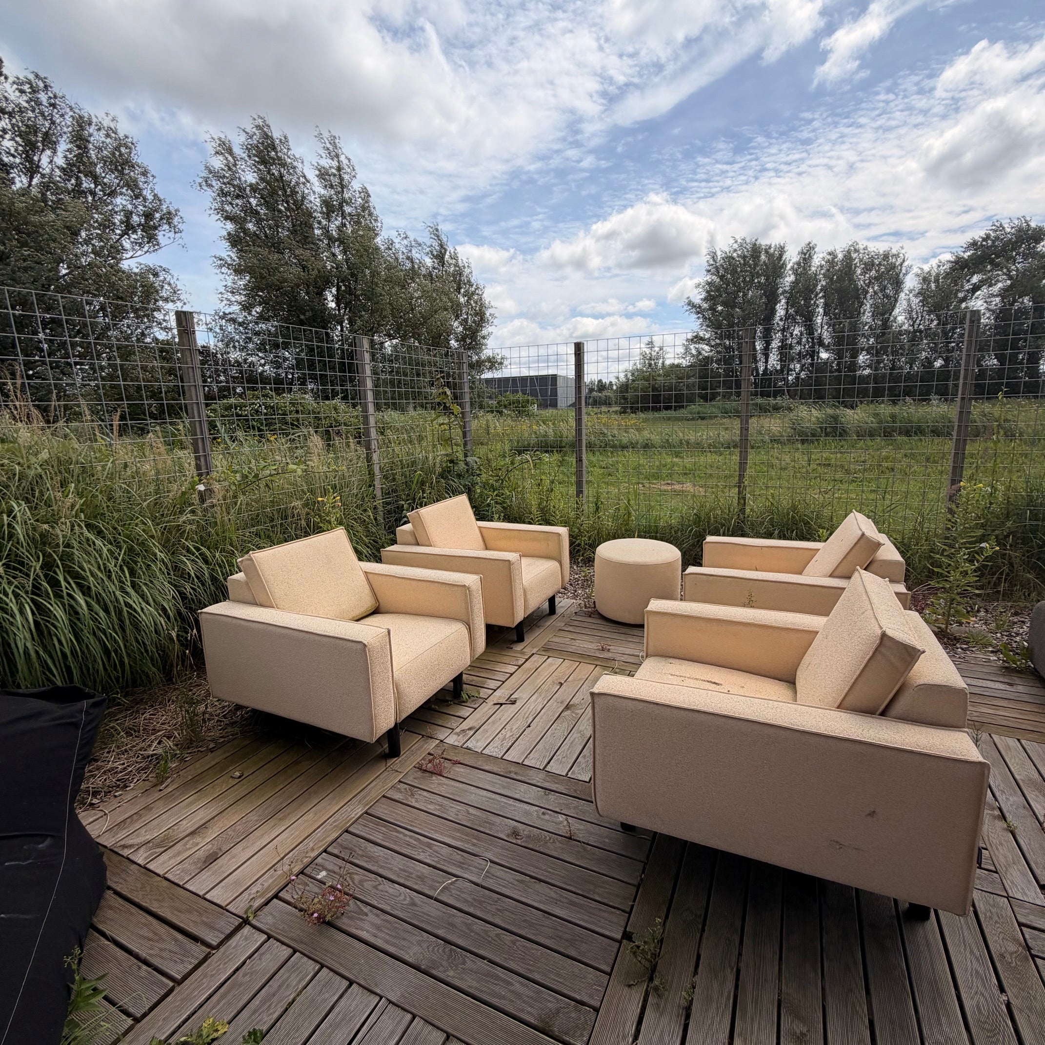 SALE | TREND SET van 4 fauteuils in Deluxe corn + roundabout 60 hocker corn