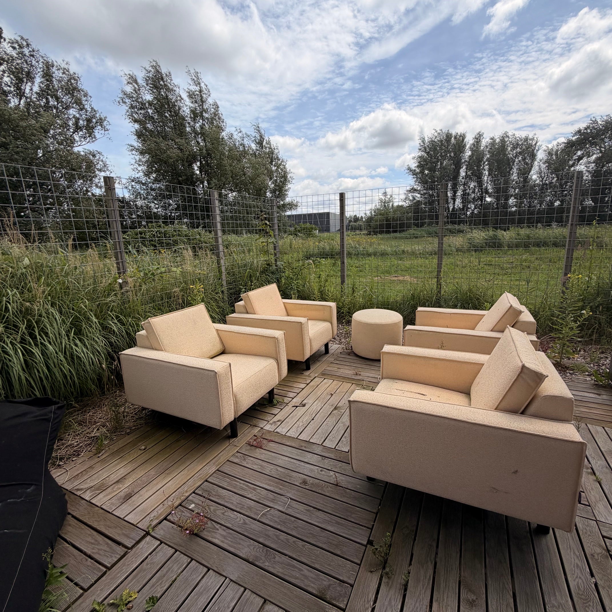 SALE | TREND SET van 4 fauteuils in Deluxe corn + roundabout 60 hocker corn