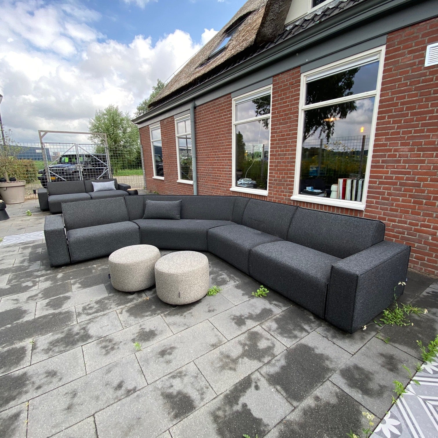 SALE |  KniQ 8-zits hoek in Deluxe antraciet + poefjes charcoal