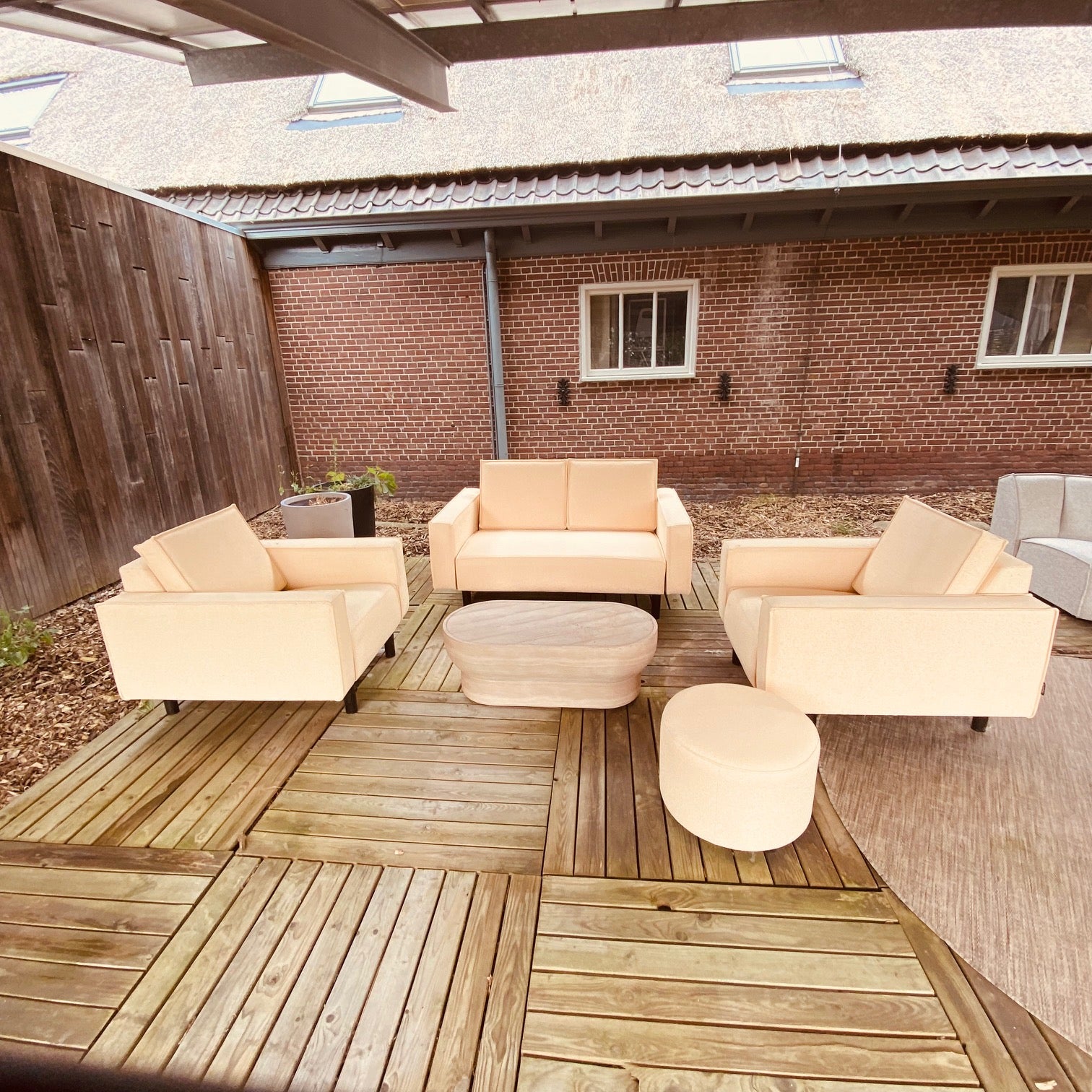 SALE | Trendsofa set 2-zits bank + 2x trend fauteuil + round 50 en salon in CORN