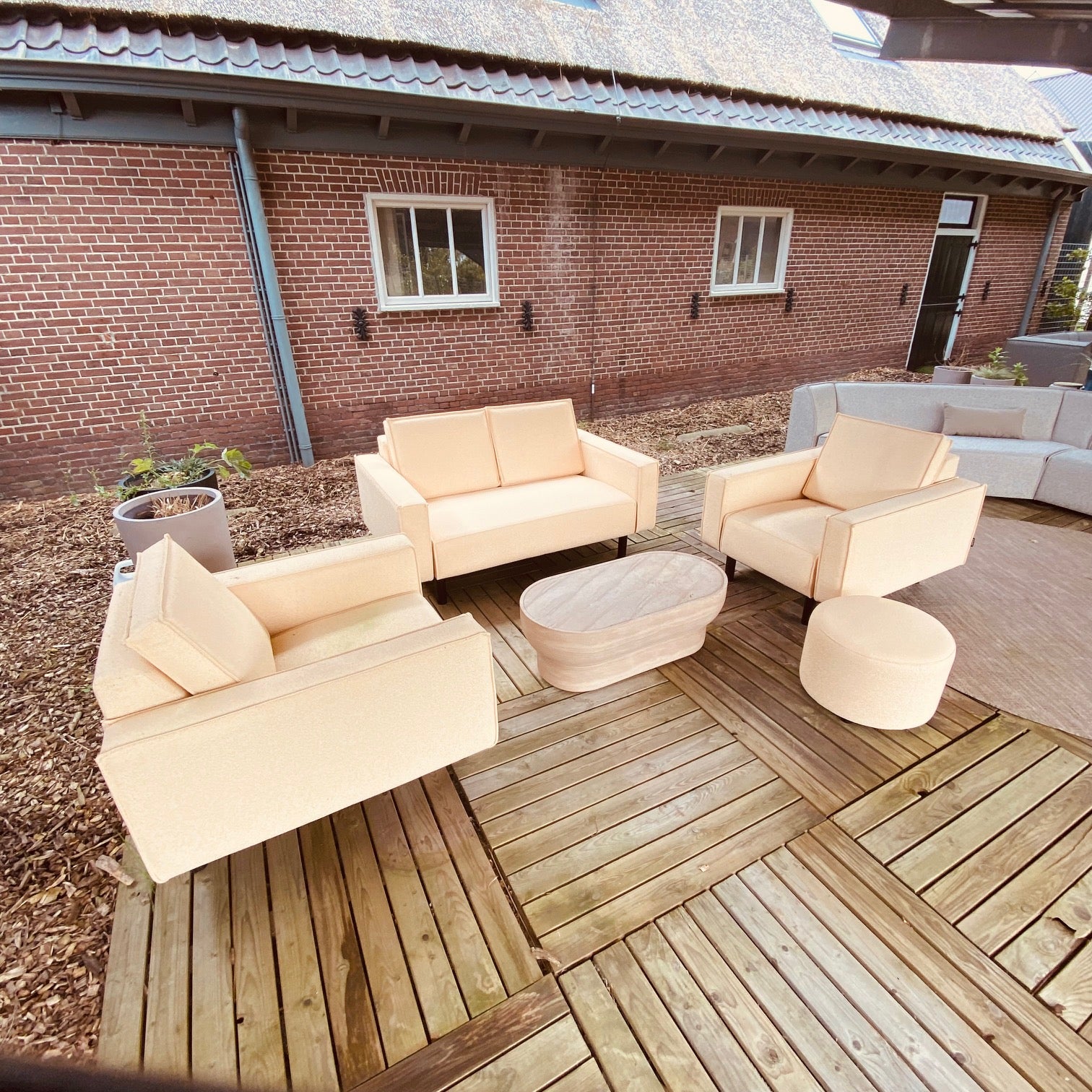 SALE | Trendsofa set 2-zits bank + 2x trend fauteuil + round 50 en salon in CORN