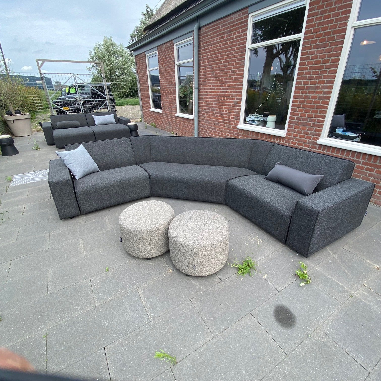 SALE |  KniQ 6-zits hoek in Deluxe antraciet + poefjes charcoal