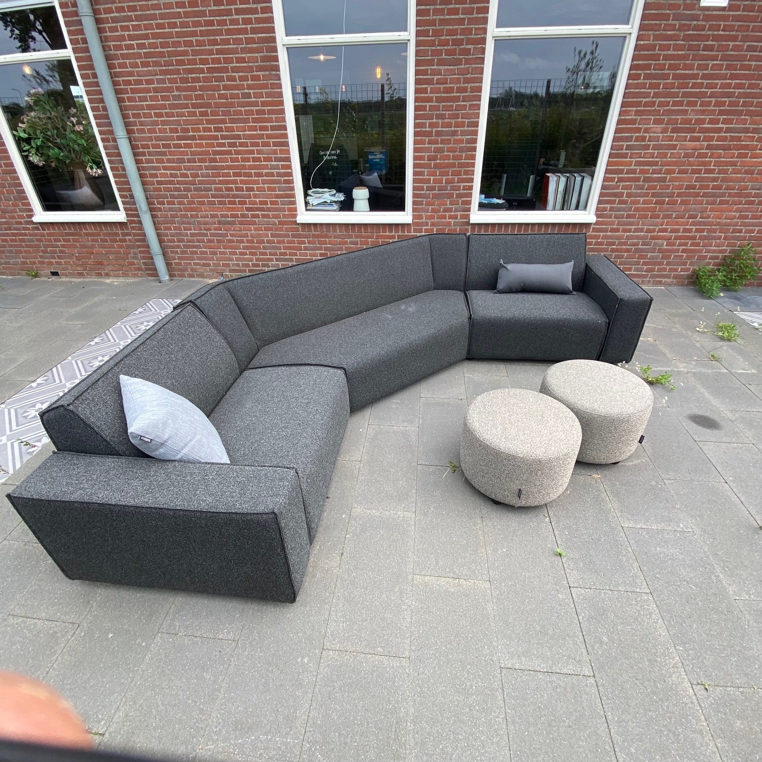 SALE |  KniQ 6-zits hoek in Deluxe antraciet + poefjes charcoal
