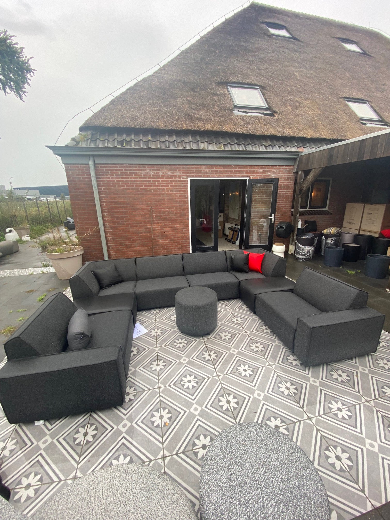 SALE |  Icon u-zits in Deluxe antraciet + poef 60 cm rond + 2x hocker small black