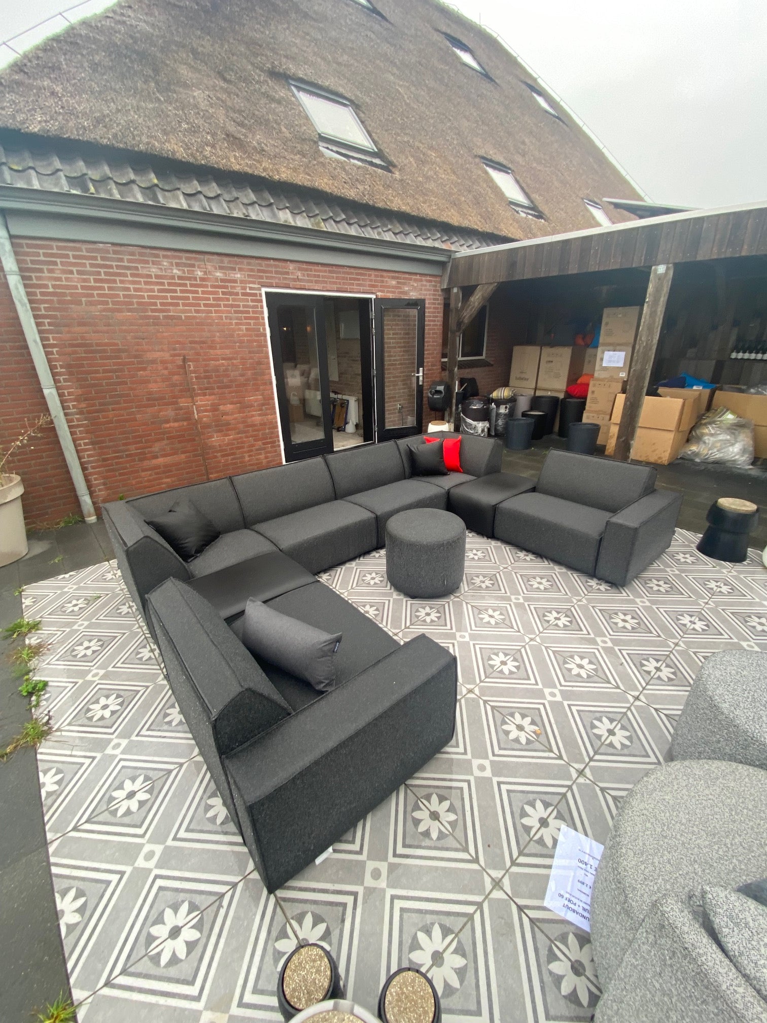 SALE |  Icon u-zits in Deluxe antraciet + poef 60 cm rond + 2x hocker small black